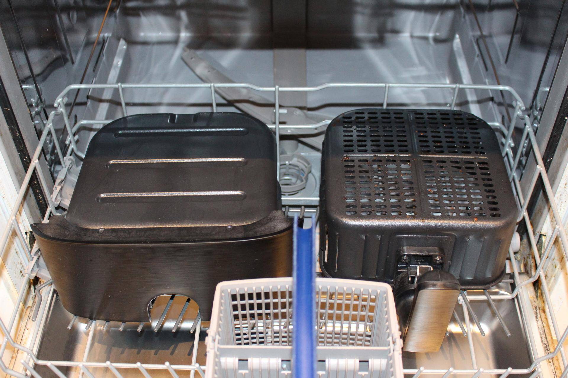 Cosori Heissluftfritteuse in der Spuelmaschine