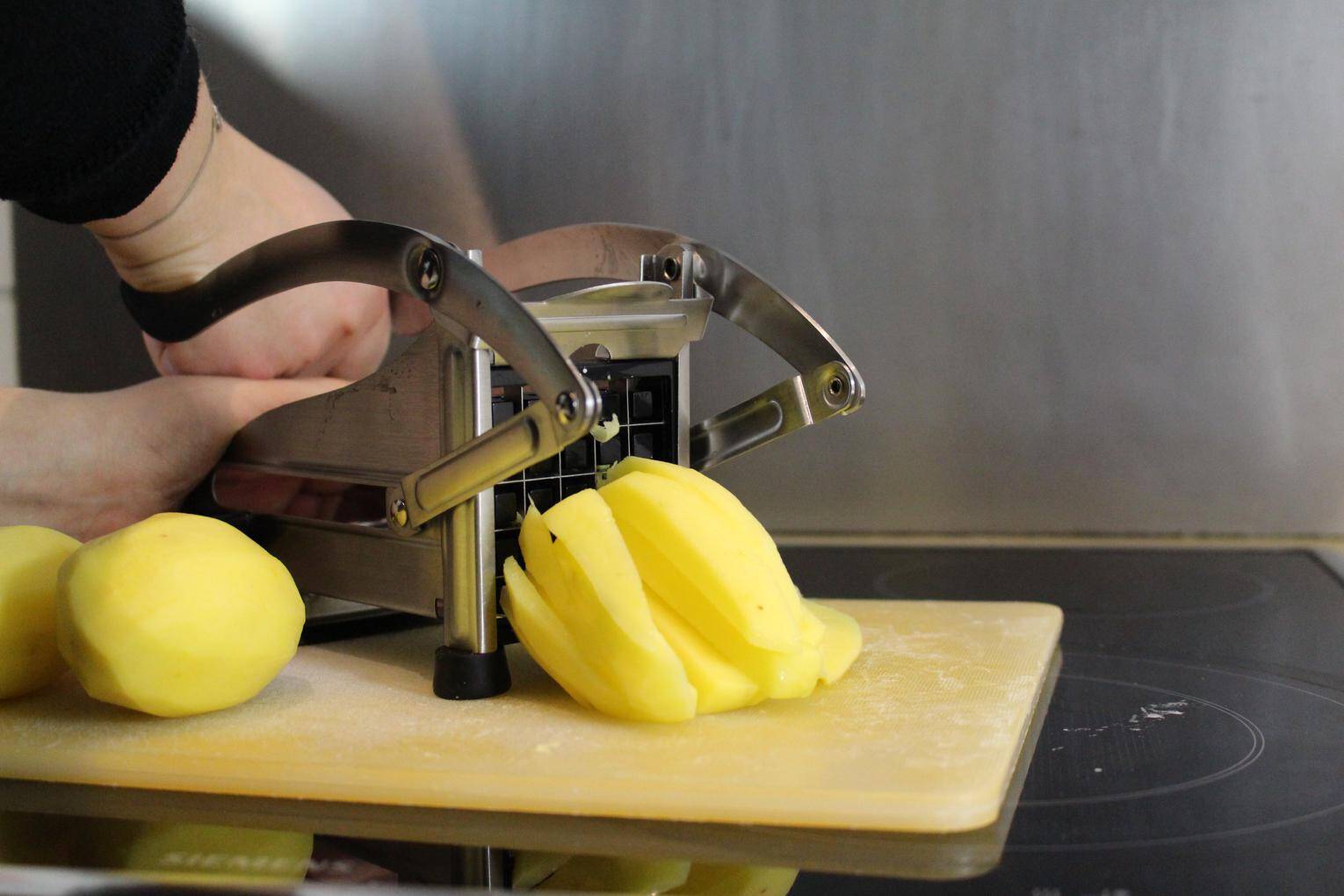 fertige Pommes aus dem Pommesschneider