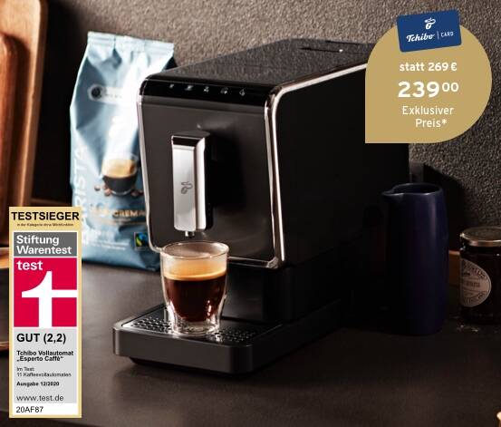 Tchibo Kaffeevollautomat Anthrazit, von vorne mit Kaffeetasse