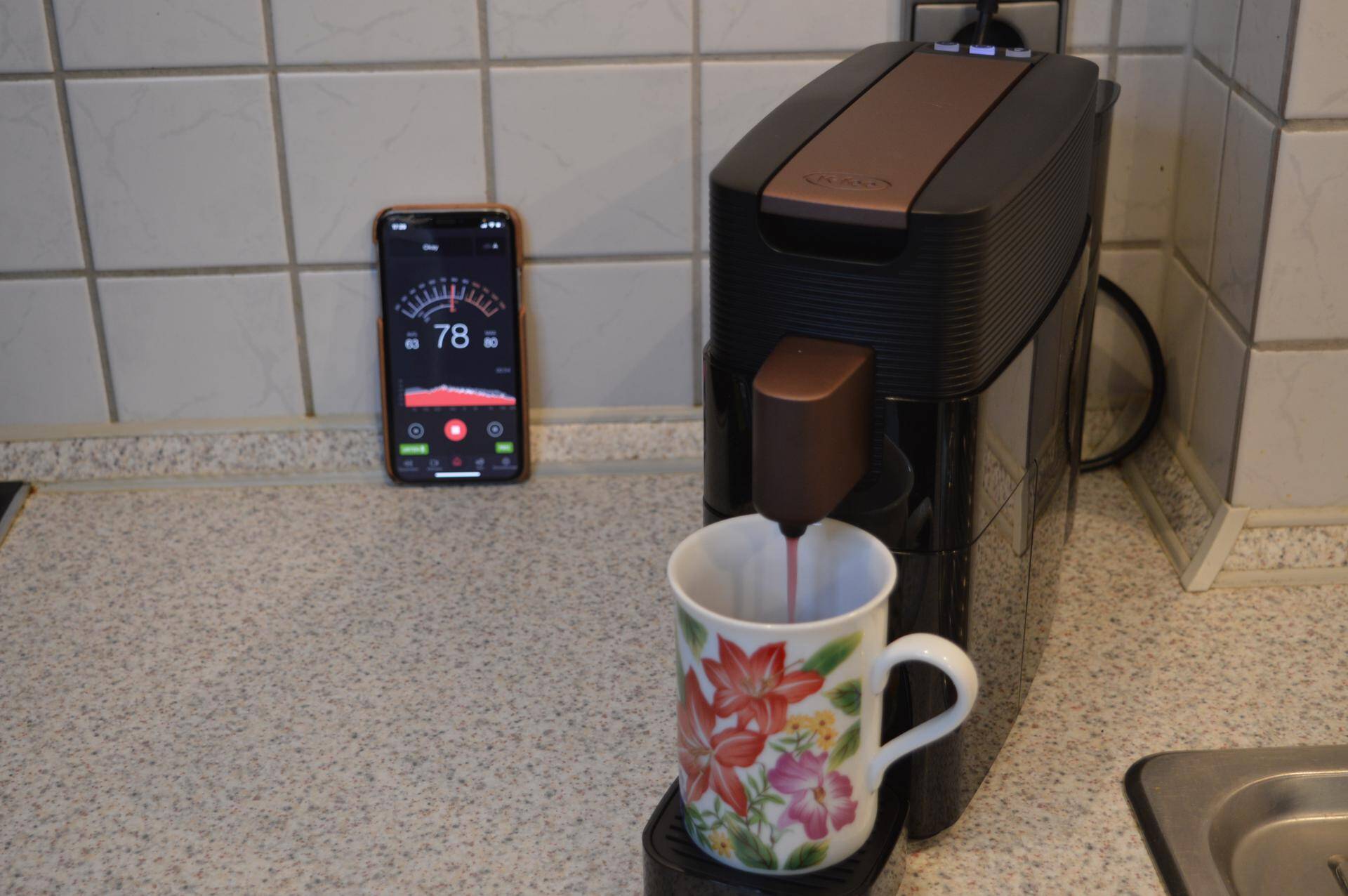 Die Kaffeekapselmaschine ist ungefähr so laut wie ein Wasserkocher.