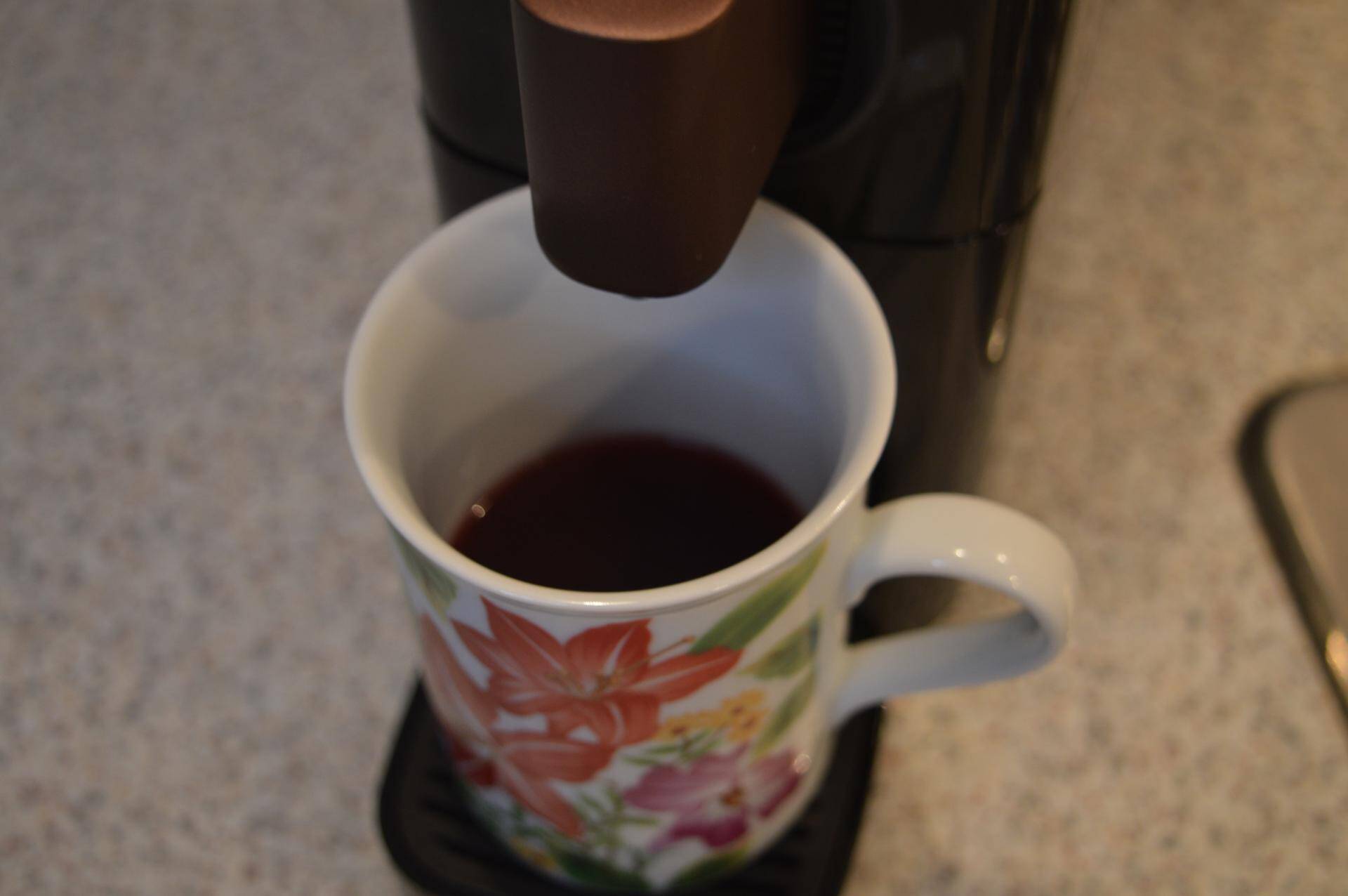 Nach einem Knopfdruck ist die Tasse halb gefüllt.
