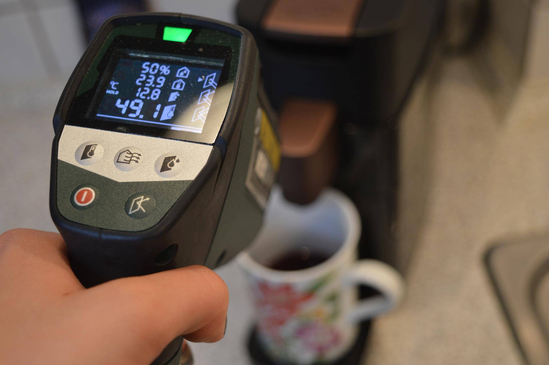 50 Grad heißer Kaffee direkt aus der Maschine