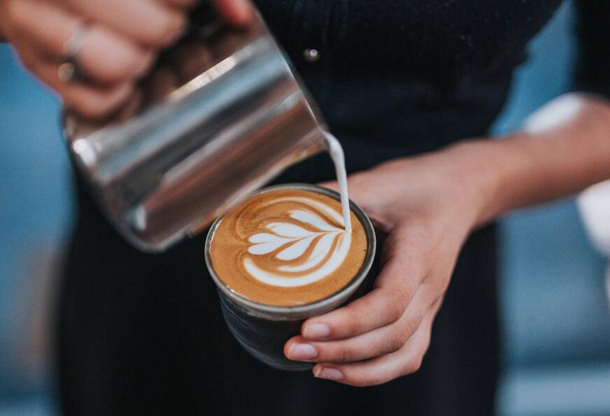 Barista Kaffee mit Milchschaum