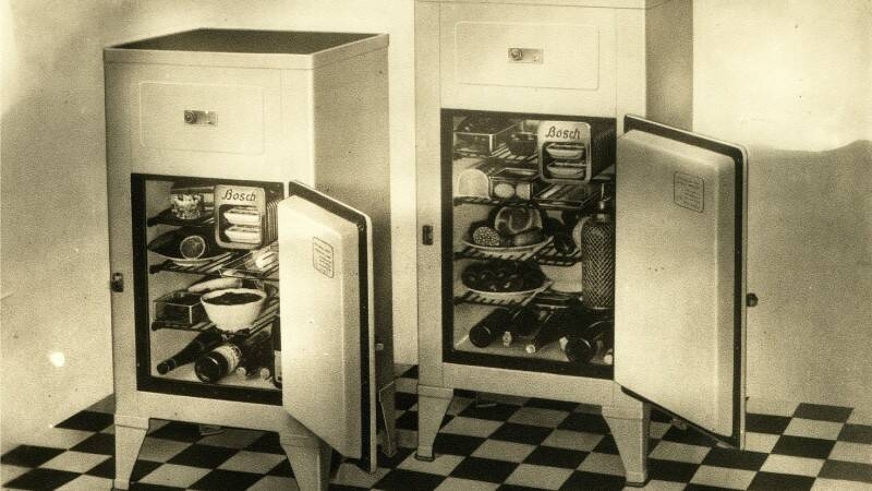 schwarz-weiß Foto des ersten Kühlschranks von BOSCH