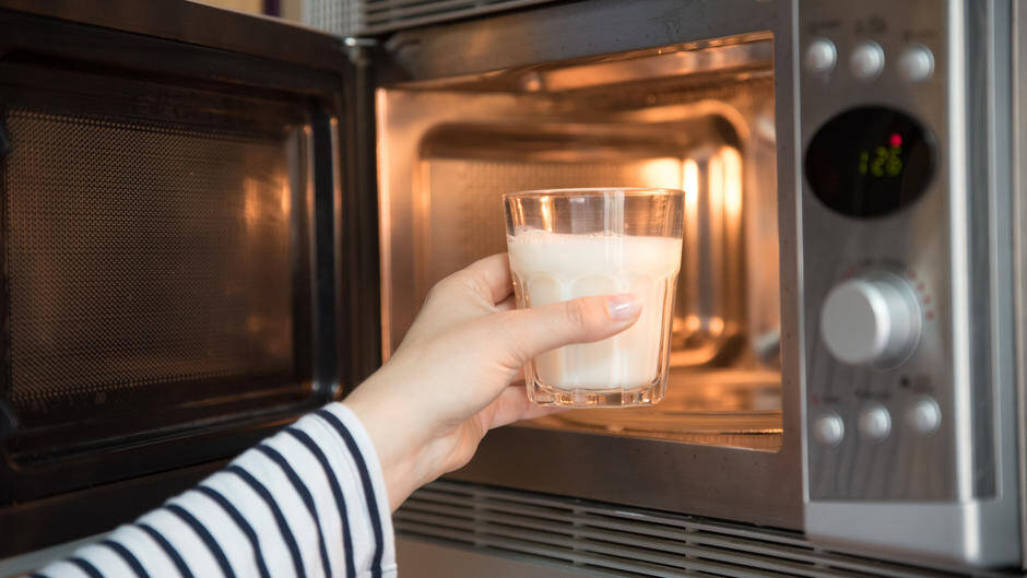 Glas Milch in der Mikrowelle