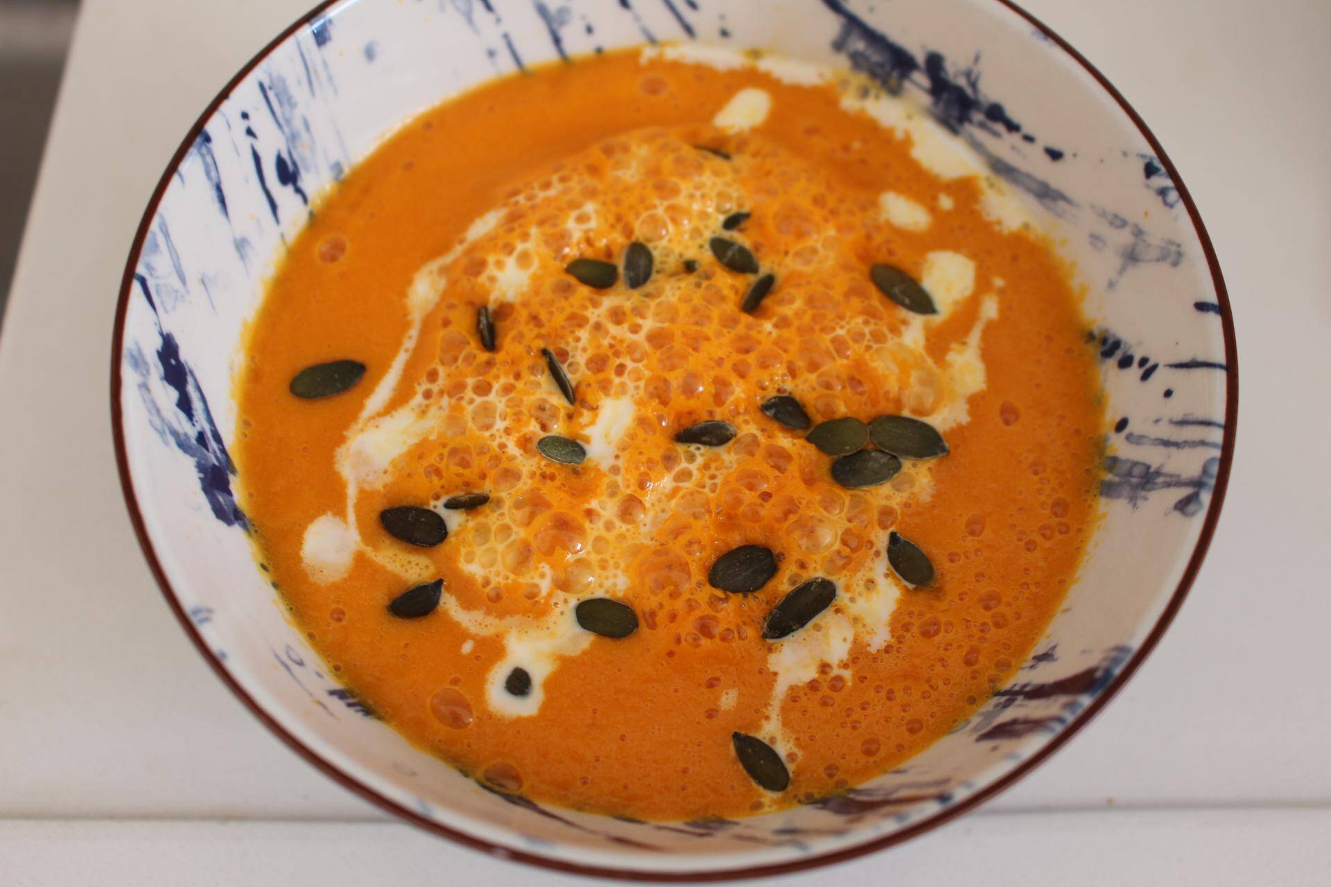 Vitamix E310 Karottensuppe in Schüssel serviert