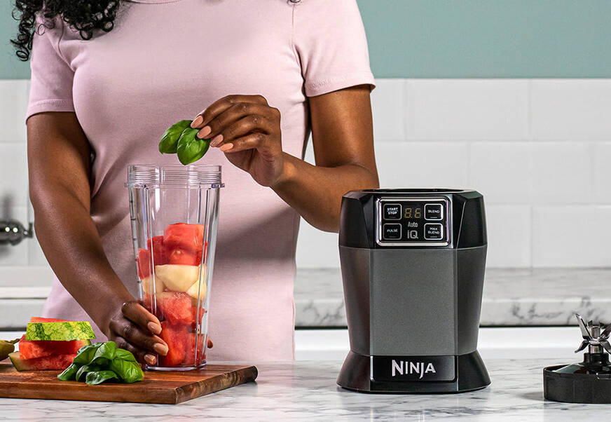 Ninja Mixer BN495EU Zutaten einfuellen