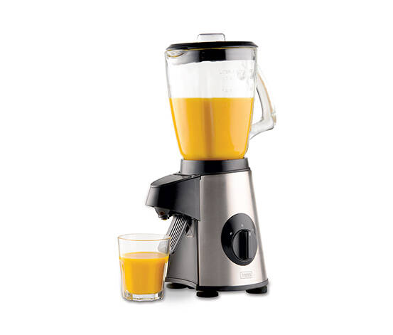 Standmixer von seitlich-vorne in silber, mit Orangensaft gefüllt